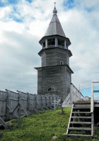 Наряду с церковью Преображения Господня, музей-заповедник «Кижи» обеспечивает сохранение еще 80-ти памятников национальной деревянной архитектуры Наряду с церковью Преображения Господня, музей-заповедник «Кижи» обеспечивает сохранение еще 80-ти памятников национальной деревянной архитектуры