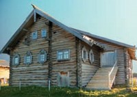 Наряду с церковью Преображения Господня, музей-заповедник «Кижи» обеспечивает сохранение еще 80-ти памятников национальной деревянной архитектуры Наряду с церковью Преображения Господня, музей-заповедник «Кижи» обеспечивает сохранение еще 80-ти памятников национальной деревянной архитектуры