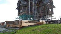 Фото 9. Сборка отреставрированного подклета на фундаменте Фото 9. Сборка отреставрированного подклета на фундаменте