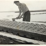 л. 18. Успенская церковь, г. Кондопога. 1949 г.(?) Изготовление тесового покрытия бочки