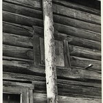 Церковь св. Варвары, с. Яндомозеро. Косящатое окно, раскрытое из-под тесовой обшивки»
