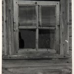 Преображенская церковь, о. Кижи. Искажёная форма окна в трапезной. Вид снаружи.
