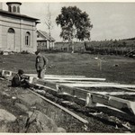 л. 22 об. Успенская церковь, г. Кондопога. 1949 г.(?) Кровля трапезной в процессе изготовления