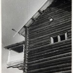 л. 14 об. Успенская церковь, г. Кондопога. 1949 г.(?) Фрагмент западной стены сеней с северным крыльцом и кровлей после реставрации