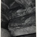 Преображенская церковь, о. Кижи. Правая консоль крыльца. Новые брёвна в верхней части.