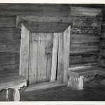 Преображенская церковь, о. Кижи. Раскрытая из-под обшивки дверь из сеней в северный придел. Правильное восстановление.