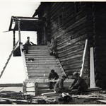 л. 12 об. Успенская церковь, г. Кондопога. 1949 г.(?) Крыльцо во время реставрации