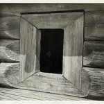Церковь св. Варвары, с. Яндомозеро. «Красное» окно трапезной, раскрытое из-под обшивки.