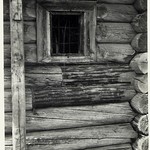 Церковь св. Варвары, с. Яндомозеро. Косящатое окно, раскрытое из-под тесовой обшивки»