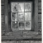 Покровская церковь, о. Кижи. Затонированная под цвет дерева поверхность окрашенных частей  проёма южного окна в сенях.