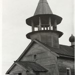 л. 13. Часовня Положения Честного Пояса и Риз Богородицы, д. Кургеницы. Первая половина 1950-х гг. Фрагмент входа и звонницы
