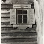 л. 21. Дом Ананьевой, д. Красная Сельга. Первая половина 1950-х гг.(?) Окно с наличником