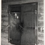 Покровская церковь, о. Кижи. Переделанная дверь из сеней в трапезную. Вид из сеней.