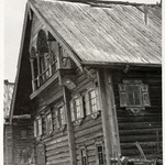 л. 19. Дом Дорохова, д. Шильтя. Первая половина 1950-х гг.(?) Фрагмент главного фасада