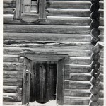 Дом Елизарова, д. Серёдка. Окно и дверь старой части дома.