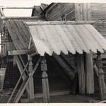 Преображенская церковь, о. Кижи. Крыльцо в процессе реставрации.