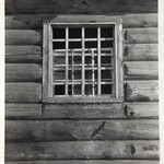 Покровская церковь в Кижах. Форма расширенных окон в трапезной и четверике.