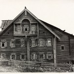 л. 21. Дом Сергиных, д. Мунозеро. Первая половина 1950-х гг.(?) Фрагмент главного фасада
