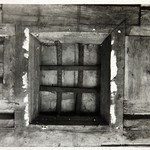 Церковь св. Варвары, с. Яндомозеро. Косящатое окно на месте волокового. Алтарь.