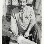 Покровская церковь, о. Кижи. Плотник Т. И. Акулов. Изготовление нового креста.
