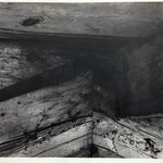 Покровская церковь, о. Кижи. Косяки входного портала со следами стёски резного обрамления.