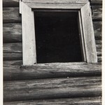 Церковь Петра и Павла, с. Лычный Остров. Оконные и дверные проёмы. Южное окно трапезной.