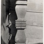 Церковь св. Варвары, с. Яндомозеро. Резные столбы перехода на колокольню под обшивкой
