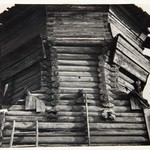 Церковь Петра и Павла, с. Лычный Остров. Реставрация сруба и кровель. Следы и остатки фронтонного пояса над четвериком.