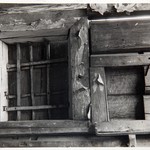 Церковь Петра и Павла, с. Лычный Остров. Оконные и дверные проёмы. Алтарное окно. Вид изнутри.
