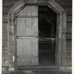 Преображенская церковь, о. Кижи. Раскрытый из-под тесовой обшивки портал входа из сеней в западный придел.