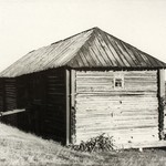 л. 36. Амбар, д. Сумпосад. Первая половина 1950-х гг.(?) Вид со двора