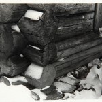Церковь св. Варвары, с. Яндомозеро. Восстановленные нижние венцы сруба.