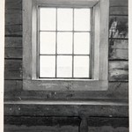 Покровская церковь в Кижах. Северное окно сеней, искажённое внутри окраской.