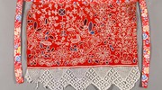 Фондовый предмет — в интернет: детский передник, сшитый из фрагмента подзора настилальника