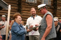 Э. Аверьянова и В. Громов награждают С.Гасилова (г. Вологда) Э. Аверьянова и В. Громов награждают С.Гасилова (г. Вологда)