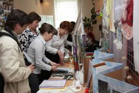 Участники встречи знакомятся с выставкой Участники встречи знакомятся с выставкой