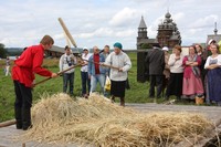 Молотьба на экспозиционном поле Молотьба на экспозиционном поле