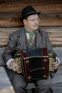 мультиинструменталист Евгений Михайлов