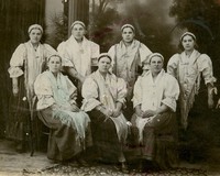 Поморские женщины в традиционных праздничных костюмах, с. Сорока (совр. Беломорск), 1928 г. Из фондов музея-заповедника «Кижи» Поморские женщины в традиционных праздничных костюмах, с. Сорока (совр. Беломорск), 1928 г. Из фондов музея-заповедника «Кижи»
