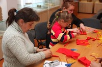 Семья на мастер-классе по изготовлению свадебной куклы Семья на мастер-классе по изготовлению свадебной куклы