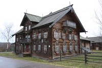 Здание шелтозерского музея - памятник деревянного зодчества XIX в.,дом Мелькиных.Село Шелтозеро Здание шелтозерского музея - памятник деревянного зодчества XIX в.,дом Мелькиных.Село Шелтозеро