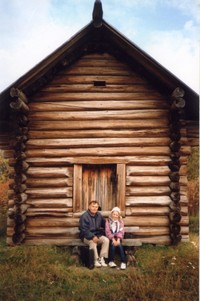 А.А. Жданов с внучкой Катей у амбара на о. Кижи, 1992 г. А.А. Жданов с внучкой Катей у амбара на о. Кижи, 1992 г.