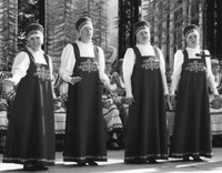 Вокальная группа Калевальского р-на в костюмах ООО«Карельские узоры» Вокальная группа Калевальского р-на в костюмах ООО«Карельские узоры»
