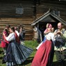Выступление Фольклорно-этнографического театра музея у дома Яковлева, карельский сектор о.Кижи Выступление Фольклорно-этнографического театра музея у дома Яковлева, карельский сектор о.Кижи