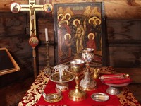 Для совершения Евхаристии в алтаре находятся жертвенник и престол – это прямоугольной формы освященные столы, определенным образом облаченные в одежды. На них стоят сосуды и предметы, которые необходимы для совершения Литургии. Для совершения Евхаристии в алтаре находятся жертвенник и престол – это прямоугольной формы освященные столы, определенным образом облаченные в одежды. На них стоят сосуды и предметы, которые необходимы для совершения Литургии.