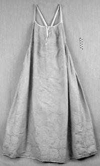 Рис.2. Сарафан штофный. Паяницы. Конец XIX – начало XX в. КП-226/33 Рис.2. Сарафан штофный. Паяницы. Конец XIX – начало XX в. КП-226/33