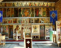 В кижской Покровской церкви первоначально был тябловый иконостас, об этом свидетельствуют сохранившиеся следы врубок в боковых стенах. Позднее тябловой конструкции предпочли модный вариант иконостаса с резными пилястрами, карнизами, с золочением... В кижской Покровской церкви первоначально был тябловый иконостас, об этом свидетельствуют сохранившиеся следы врубок в боковых стенах. Позднее тябловой конструкции предпочли модный вариант иконостаса с резными пилястрами, карнизами, с золочением...
