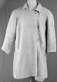 Рис.25. Кафтан. Ершово. Вторая половина XIX – начало XX в. КП-187/53 Рис.25. Кафтан. Ершово. Вторая половина XIX – начало XX в. КП-187/53