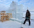 Завершается работа над ледяной скульптурой к 60-летию музея «Кижи» на Онежской набережной у здания администрации Петрозаводска