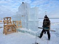 Завершается работа над ледяной скульптурой к 60-летию музея «Кижи» на Онежской набережной у здания администрации Петрозаводска